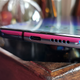 Ranura para SIM, USB-C y altavoz.